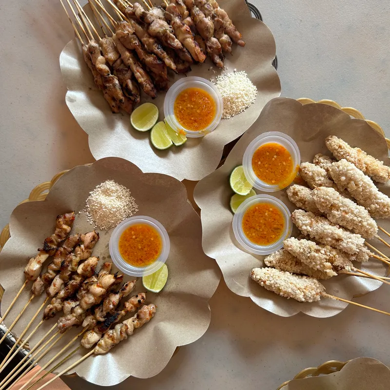 Meja penuh sate taichan: original, crispy, keju, sambal